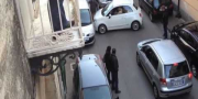 Водитель Fiat 500 вызывает пробку, пытаясь развернуться на дороге